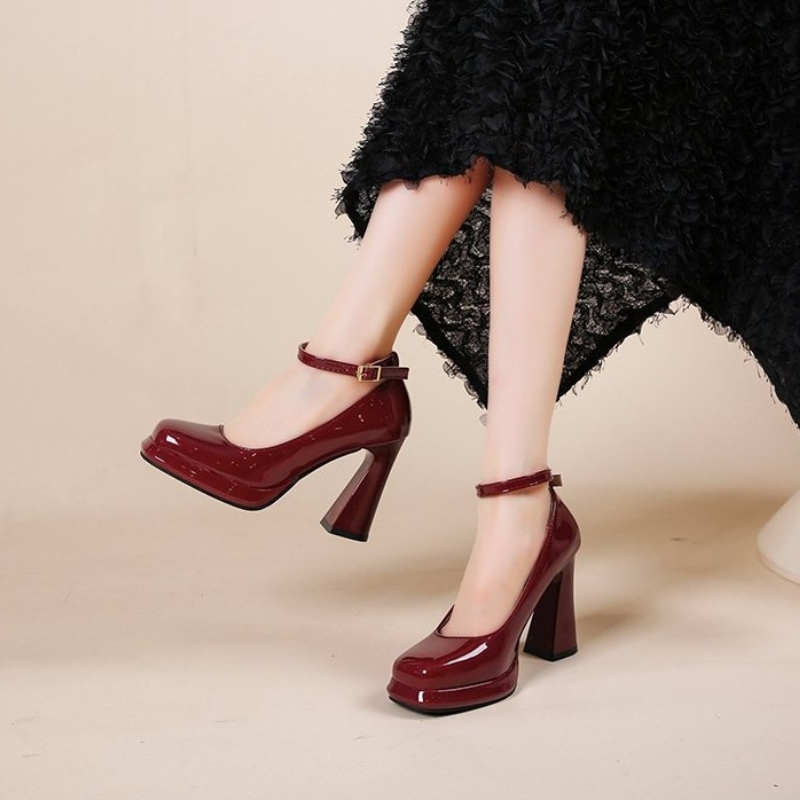 Fashionable high-heeled shoes. - огляд і ціна Leather Classic Strap