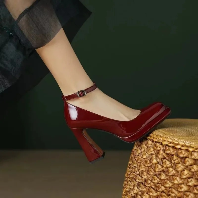 Fashionable high-heeled shoes. - огляд і ціна Leather Classic Strap